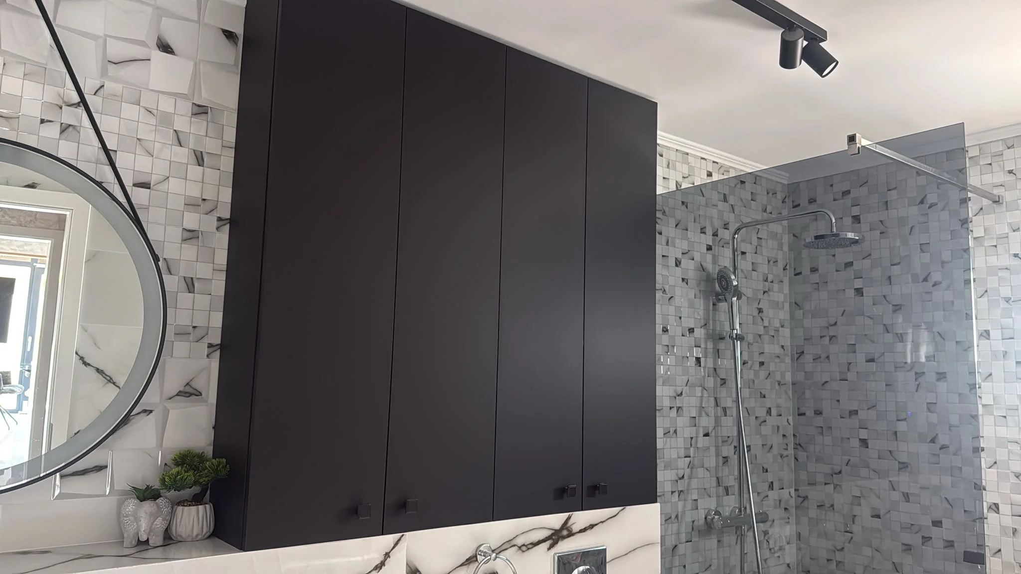 Baie corp negru mat dus mozaic marmura