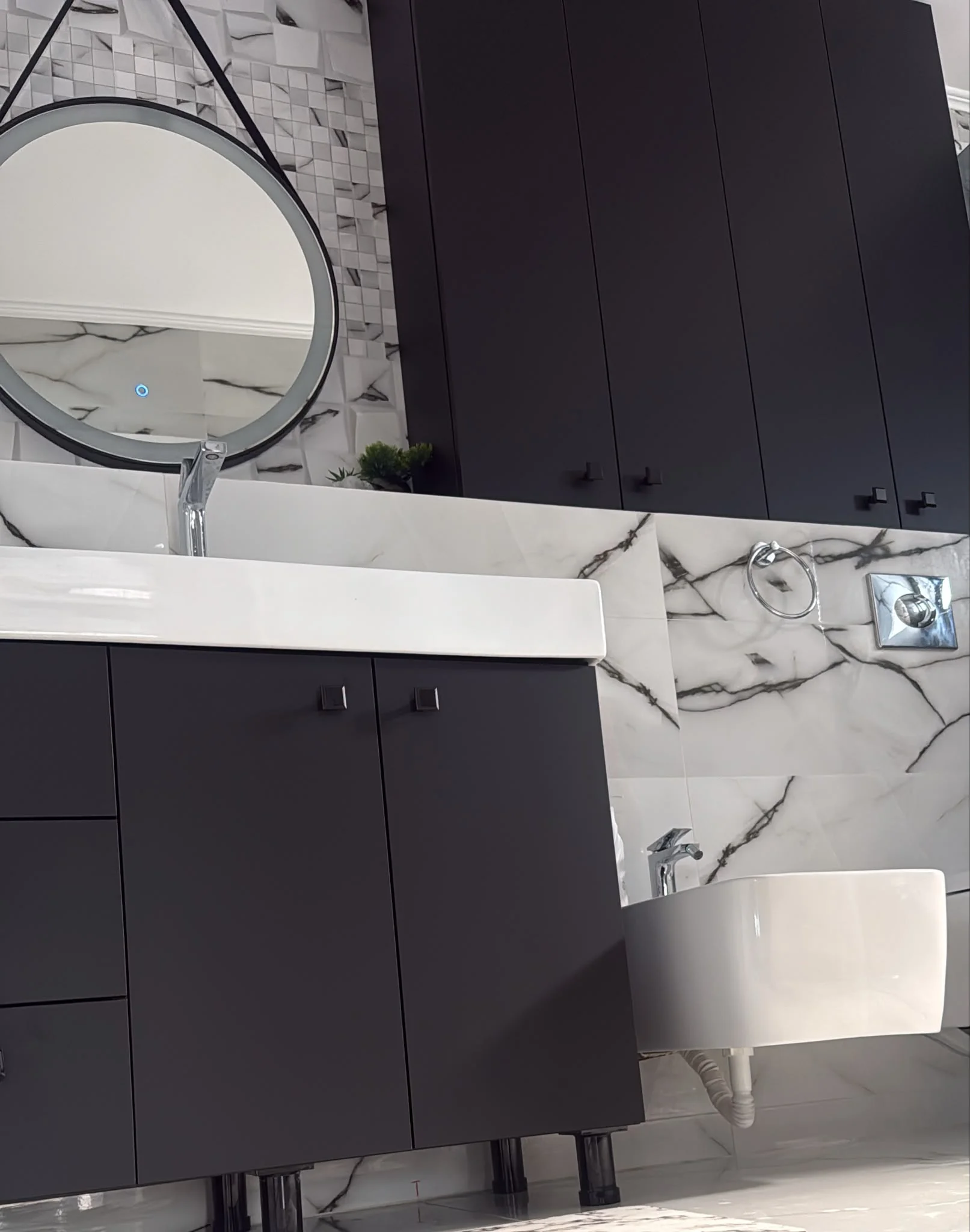 Baie mobilier negru dulap inalt bideu