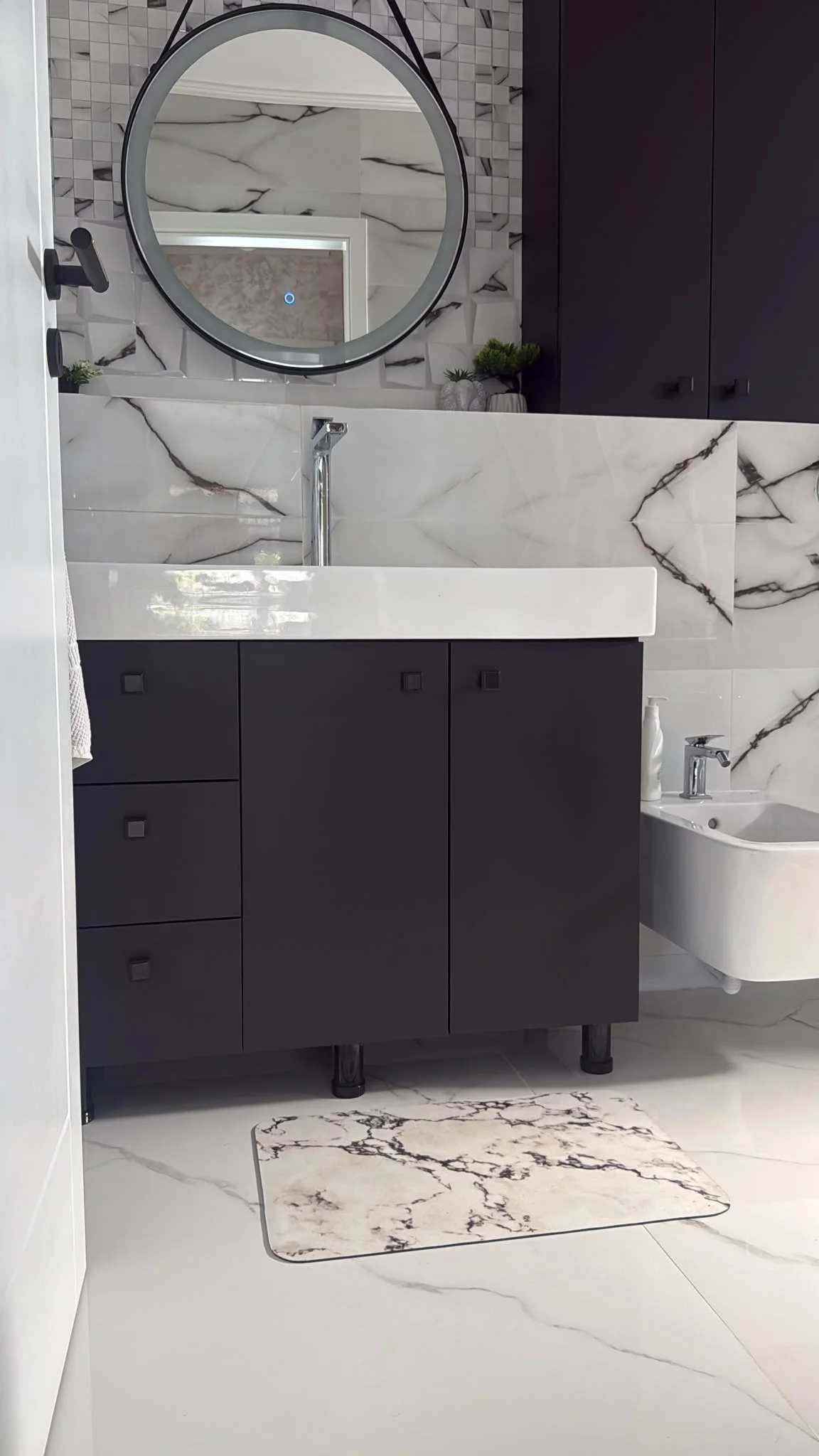 Baie mobilier negru oglinda rotunda lavoar