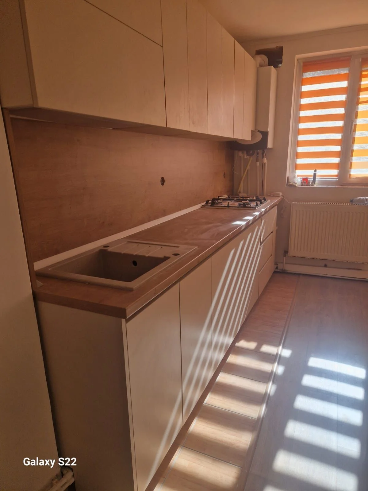 Bucatarie alba blat nuc vedere laterala