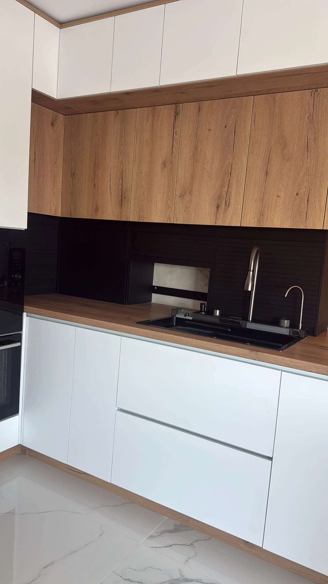 Bucatarie alba stejar backsplash negru chiuveta