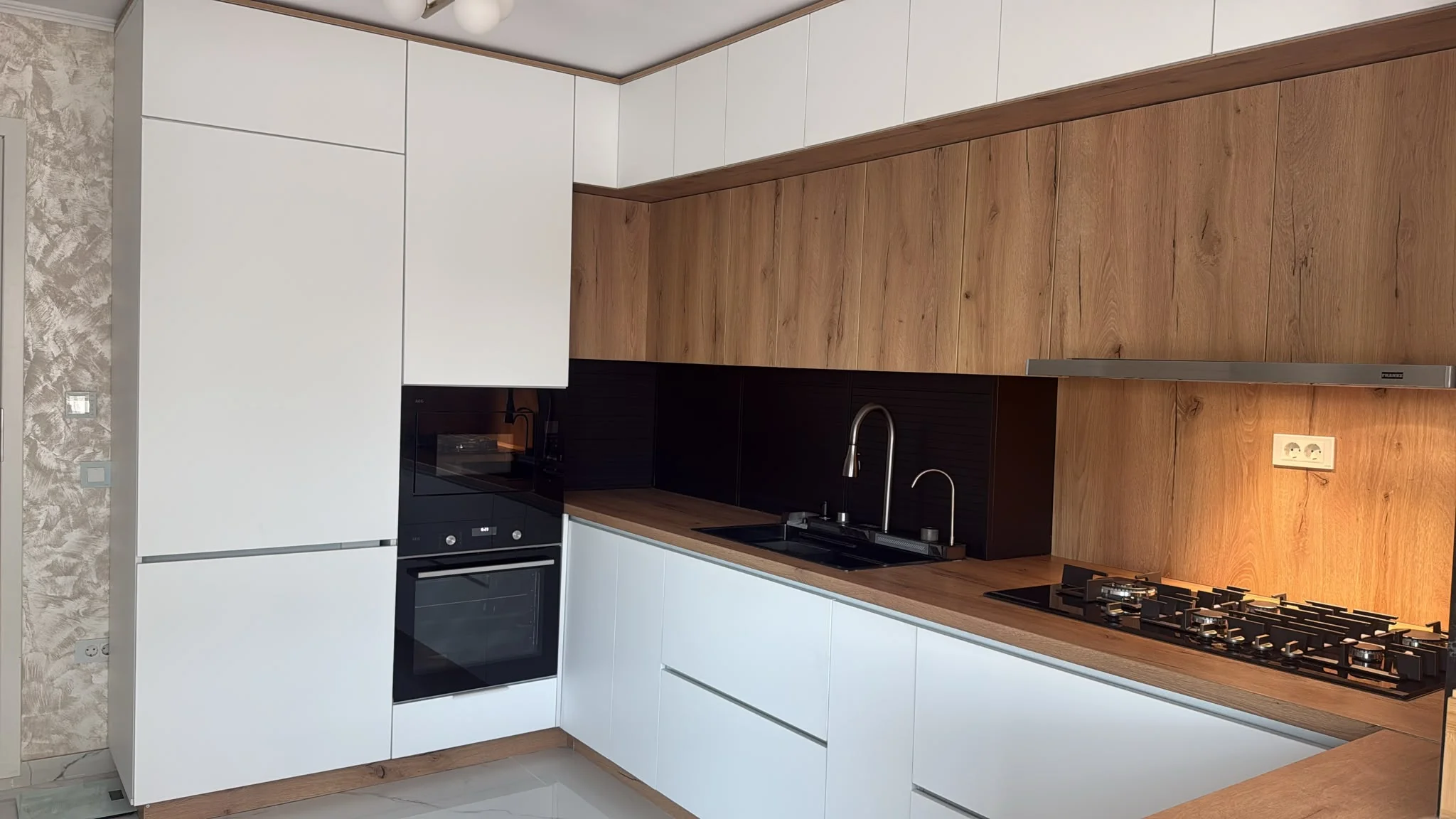 Bucatarie alba stejar colt cuptor backsplash negru