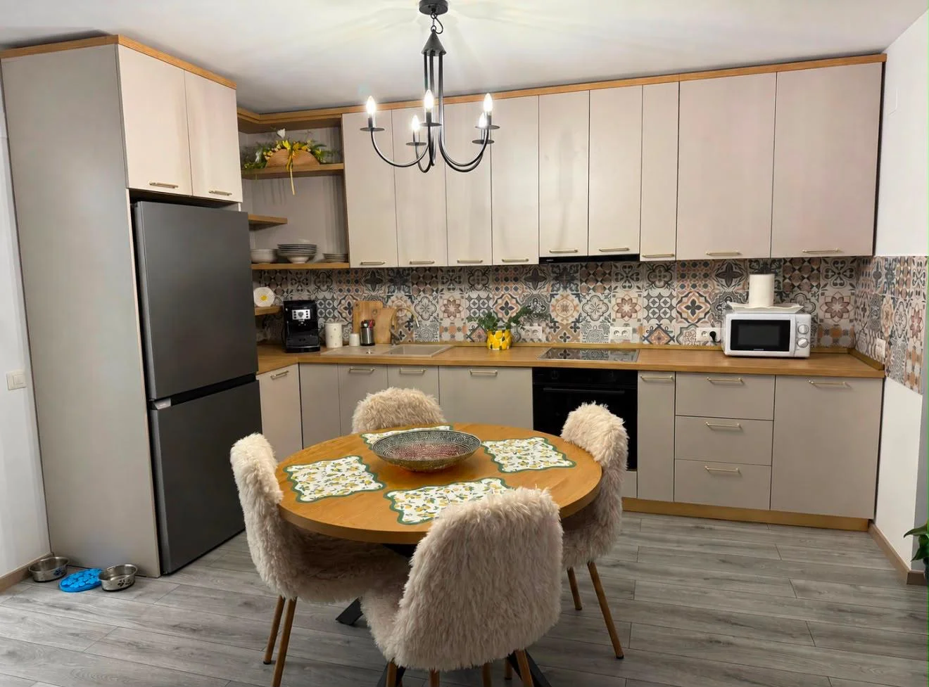Bucatarie bej masa rotunda backsplash decorativ