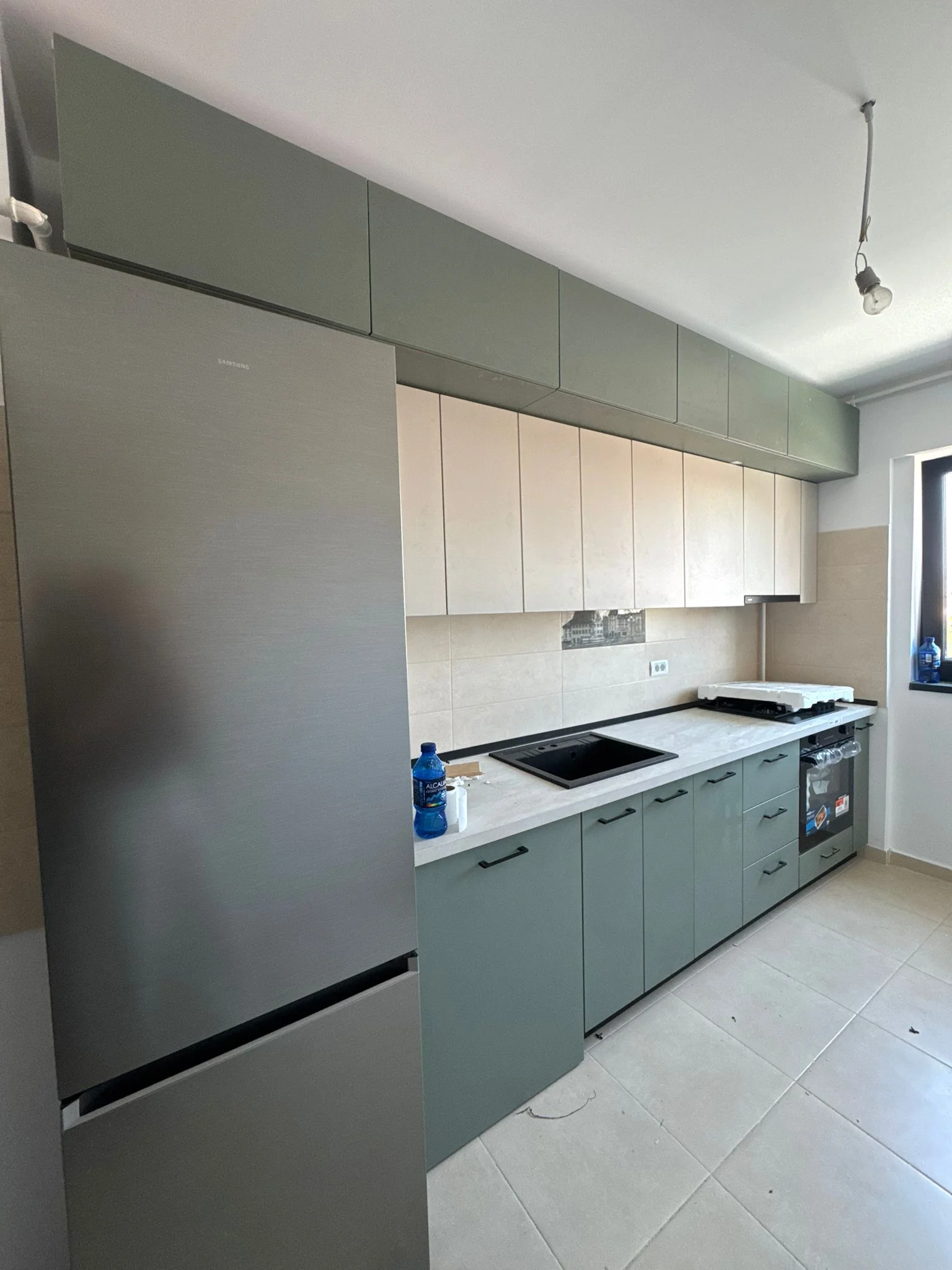 Bucatarie verde bej frigider inox fereastra