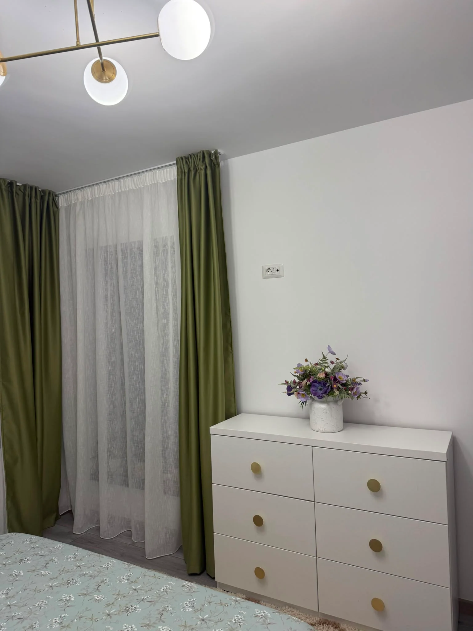 Comoda alba sertare dormitor draperii