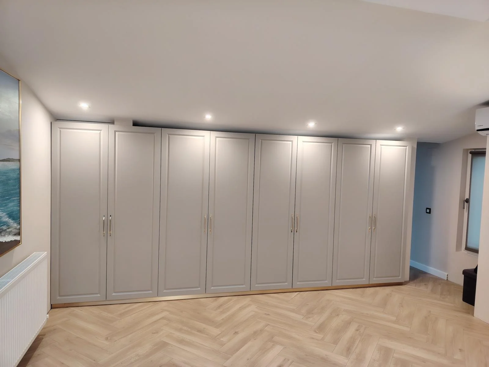 Dulap clasic bej panou frontal pardoseala spic