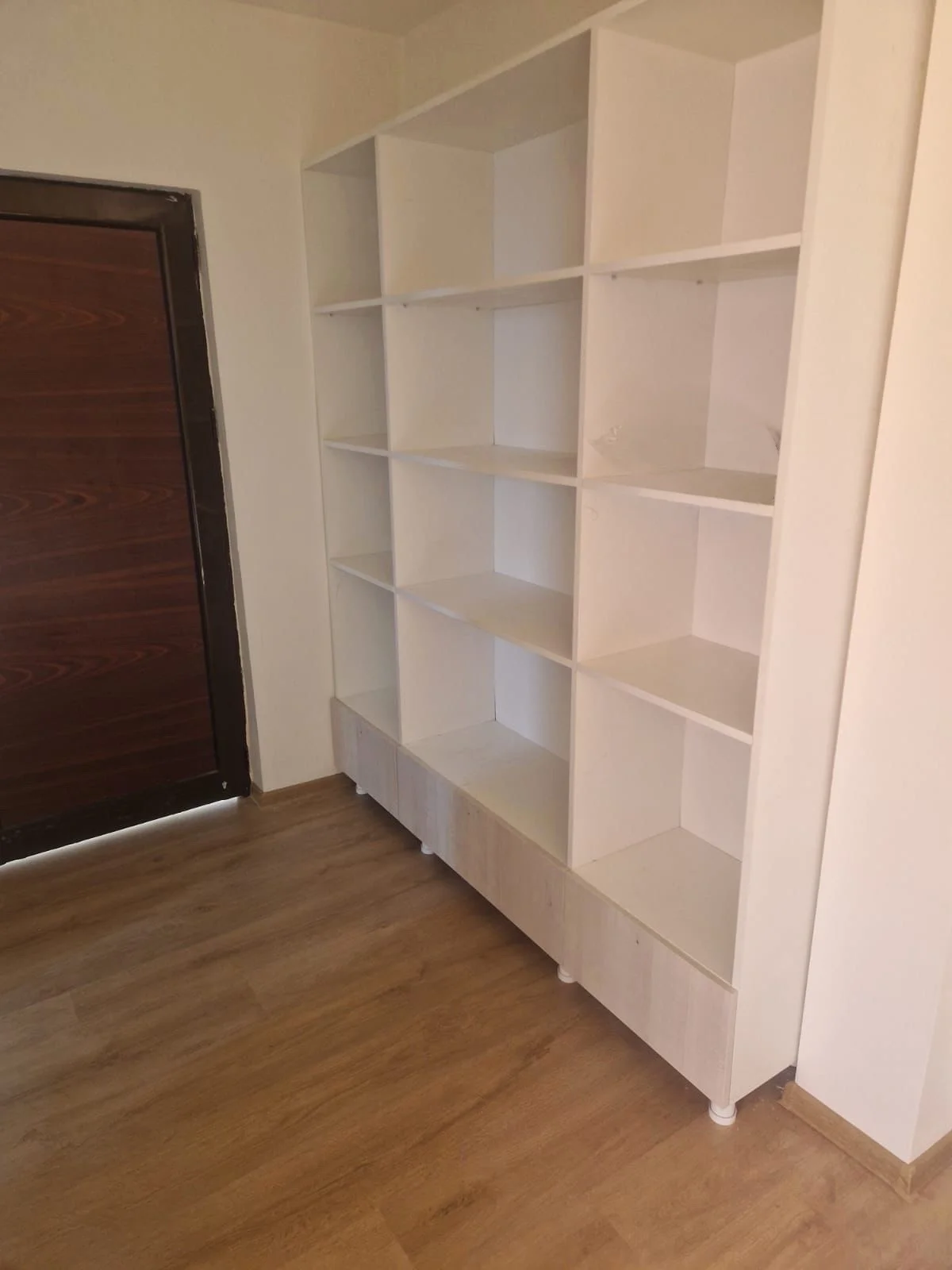 Biblioteca alba rafturi deschise curat