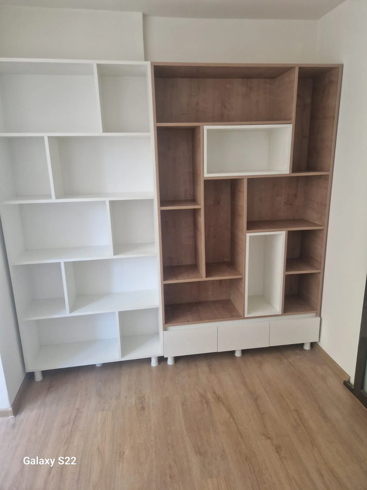 Biblioteca asimetrica alb nuc rafturi creative