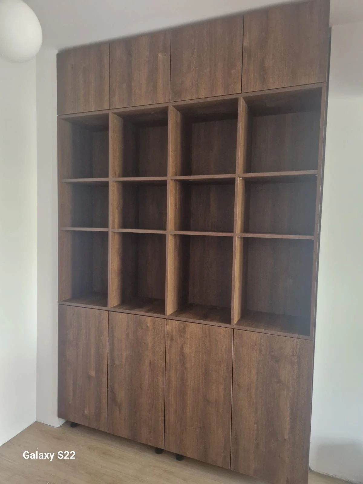 Biblioteca nuc inchis rafturi deschise usi jos 02