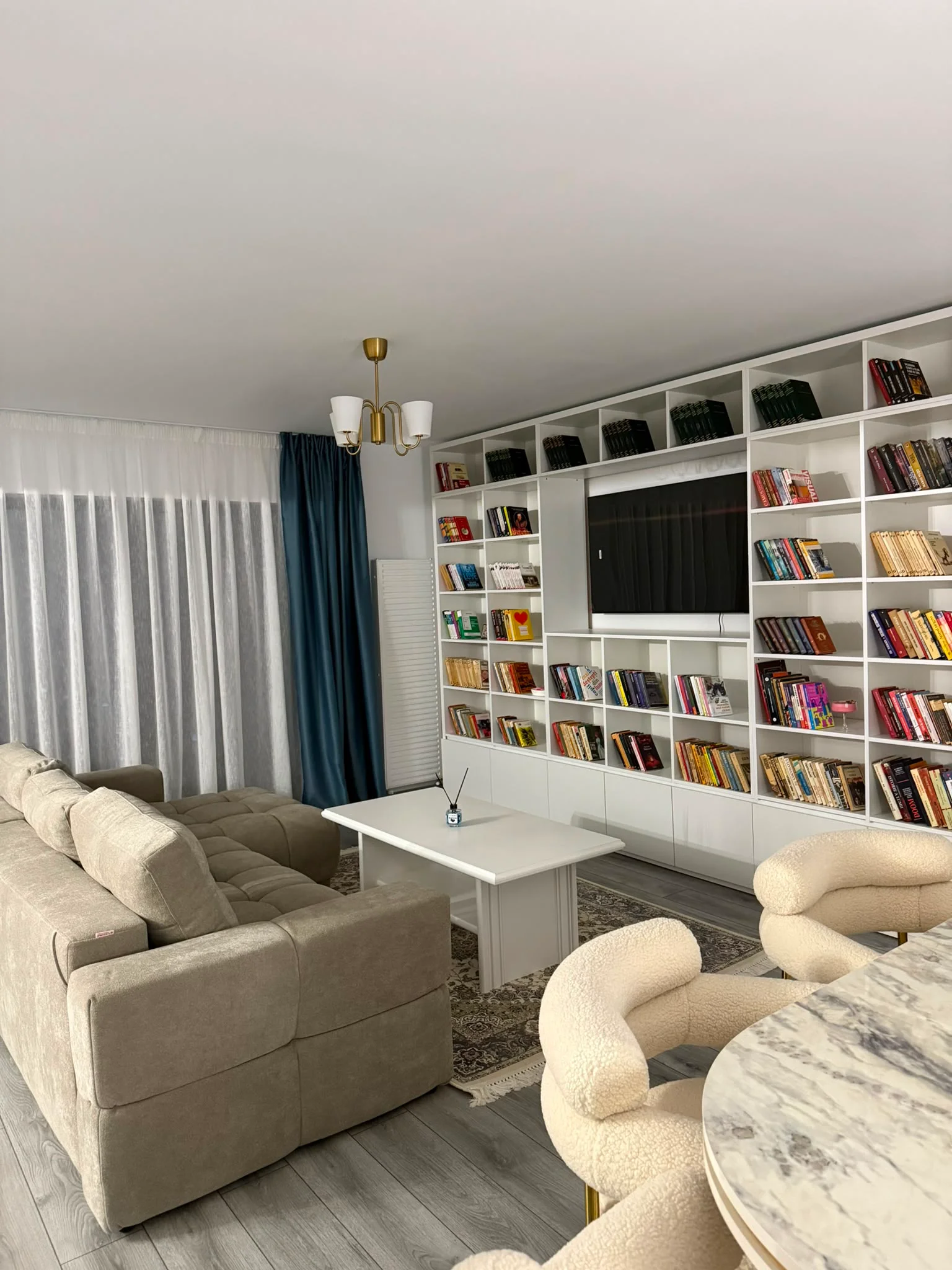 Living biblioteca alba perete intreg canapea