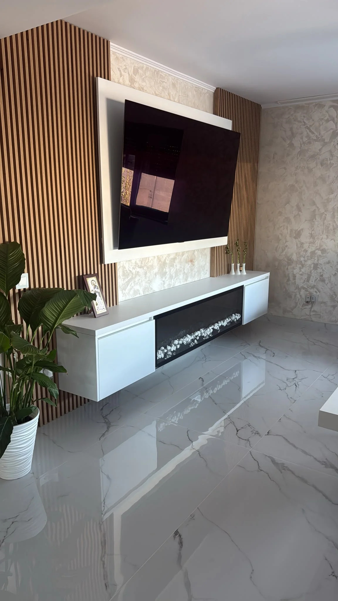 Living perete tv riflaje stejar semineu comoda alba