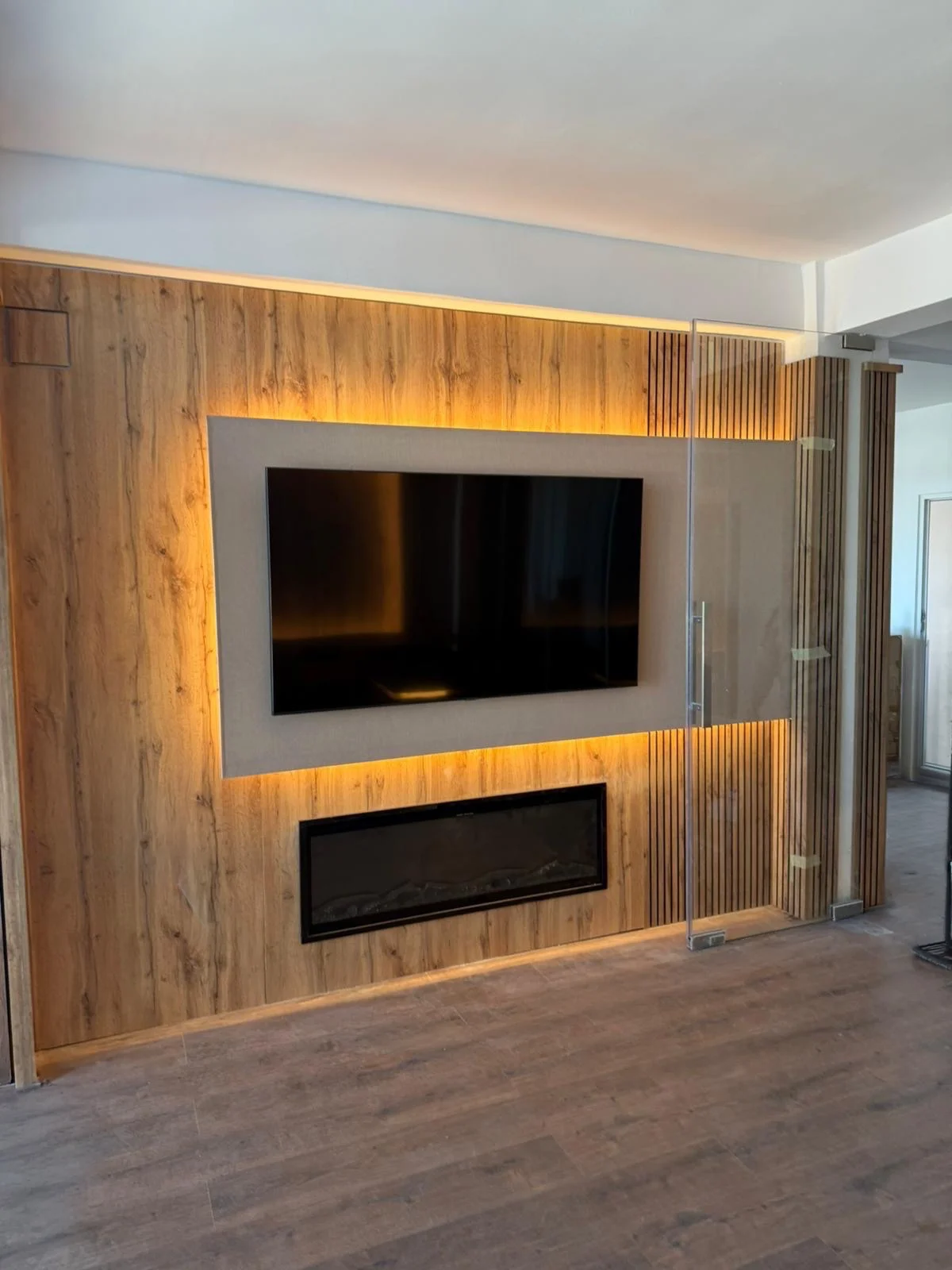 Perete tv living led semineu riflaje curat
