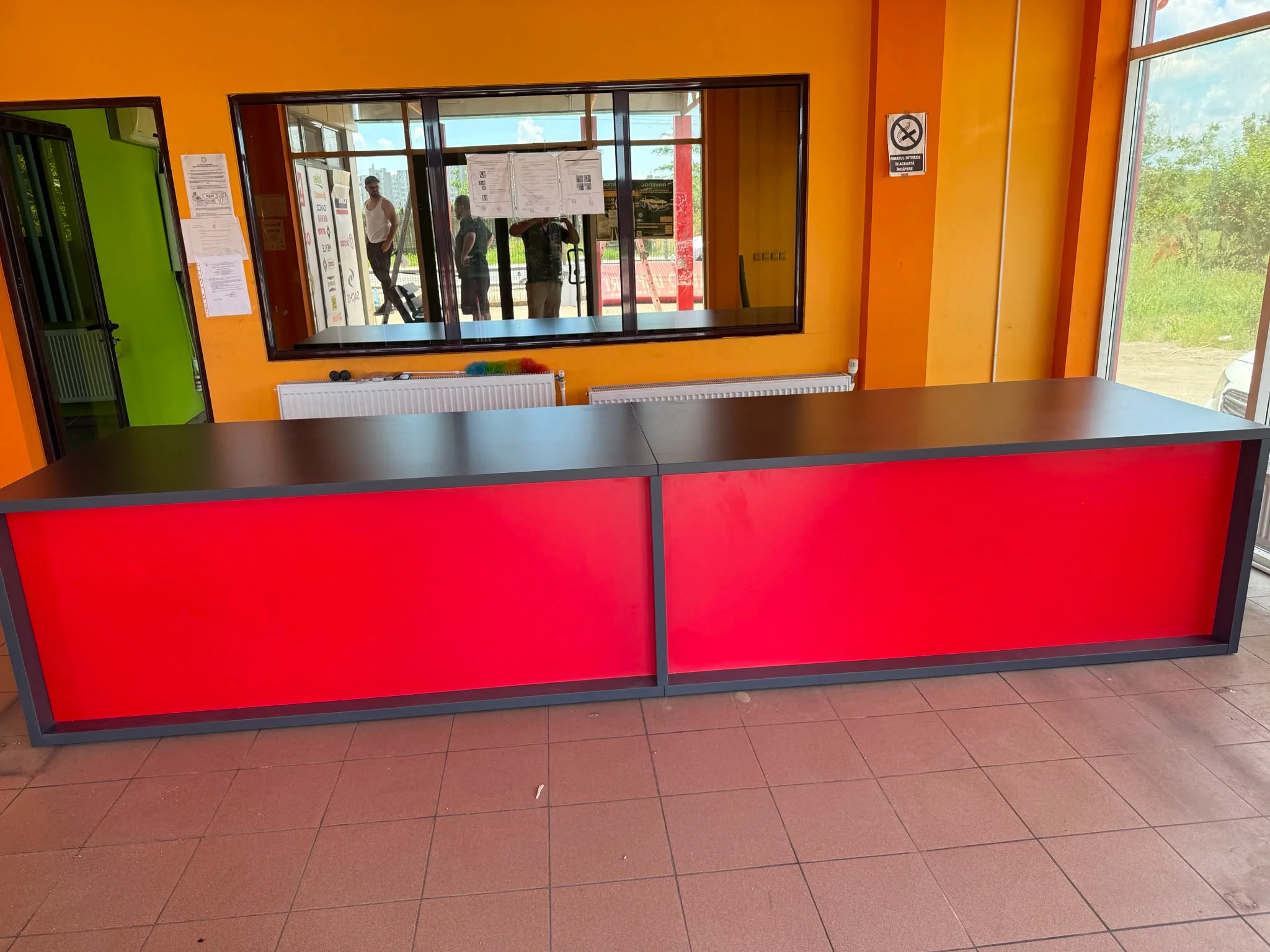 Office receptie rosu negru hala frontal