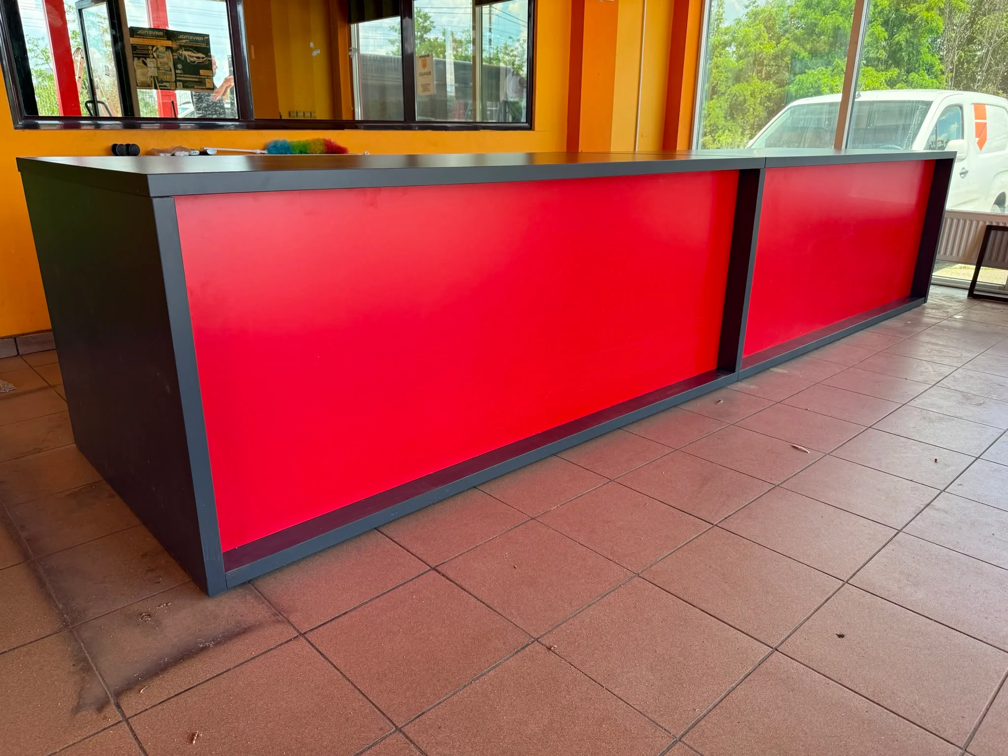 Office receptie rosu negru lateral