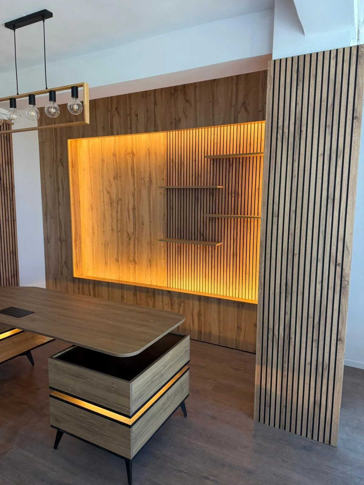 Showroom birou nuc riflaje led curat