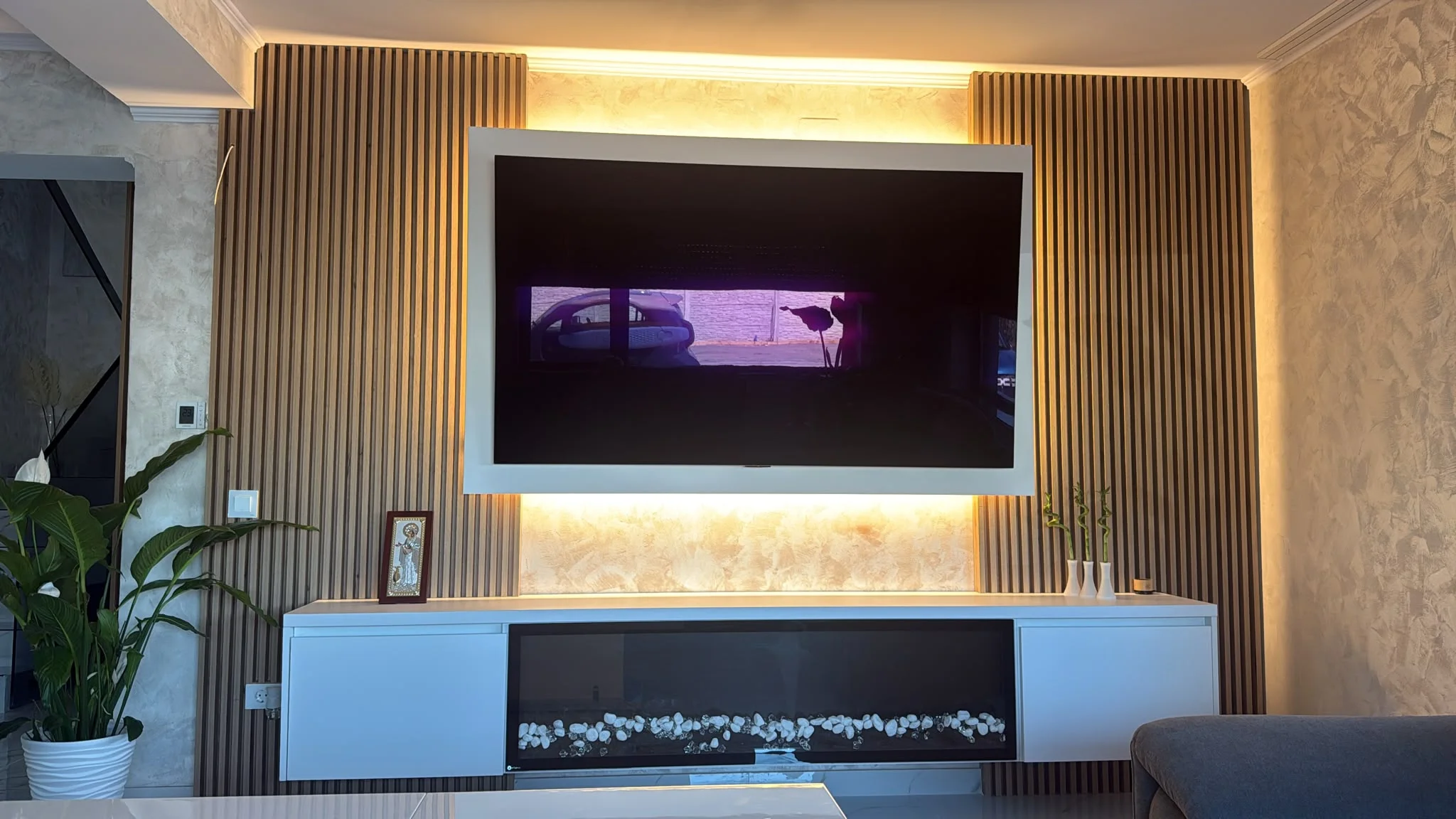 Living perete tv riflaje stejar led ambient