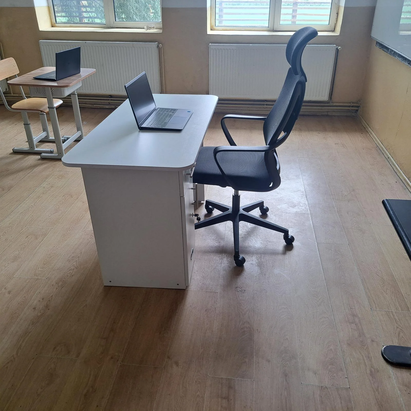 Birou profesor alb modern sala banci elevi