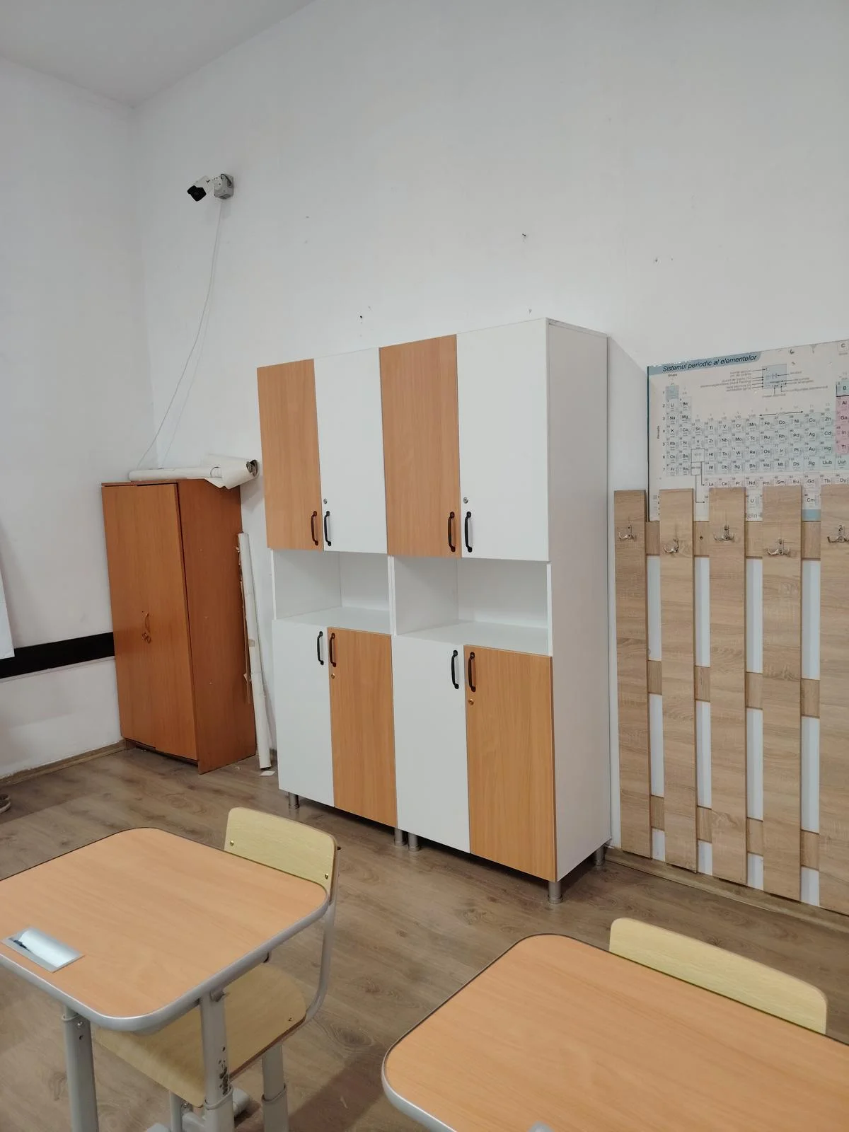 Dulap combinat alb nuc sala clasa cu banci
