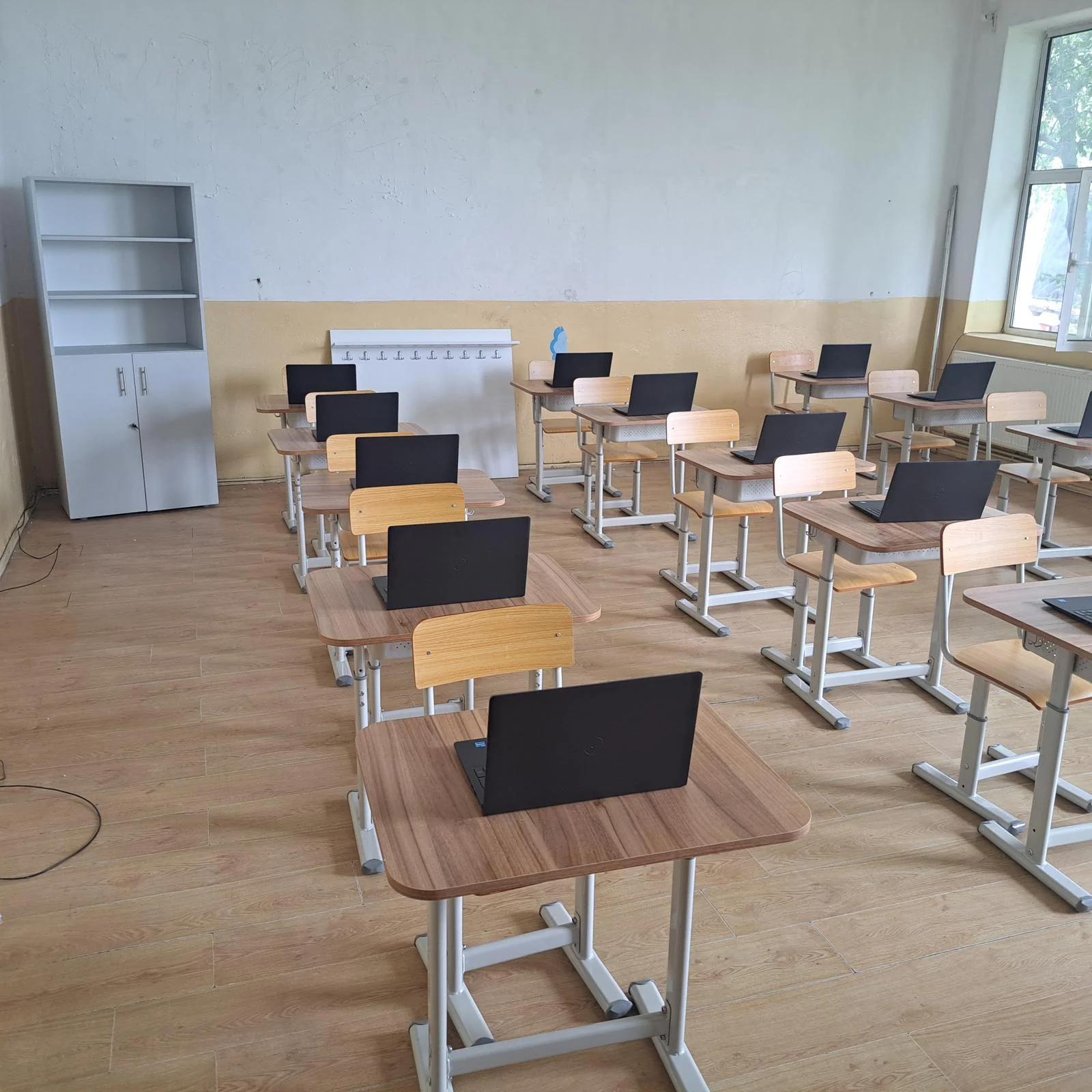 Sala clasa banci nuc dulap calculator laptopuri