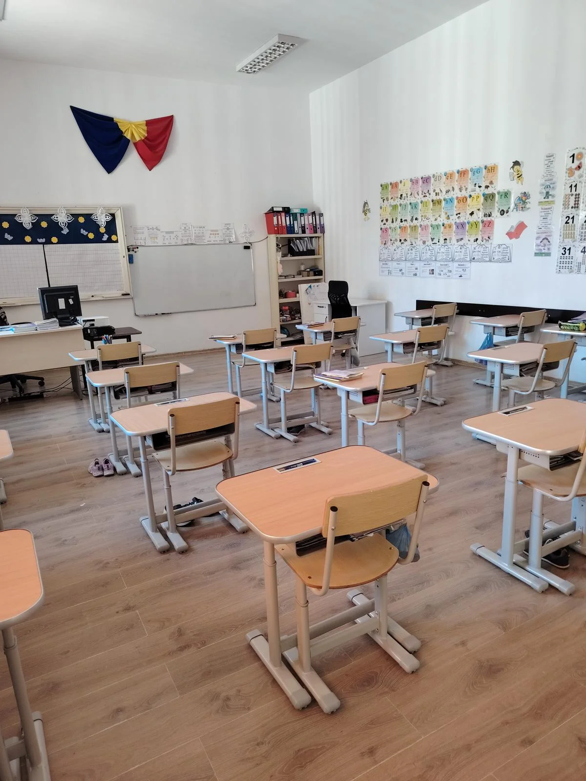 Sala clasa banci scaune lemn vedere generala