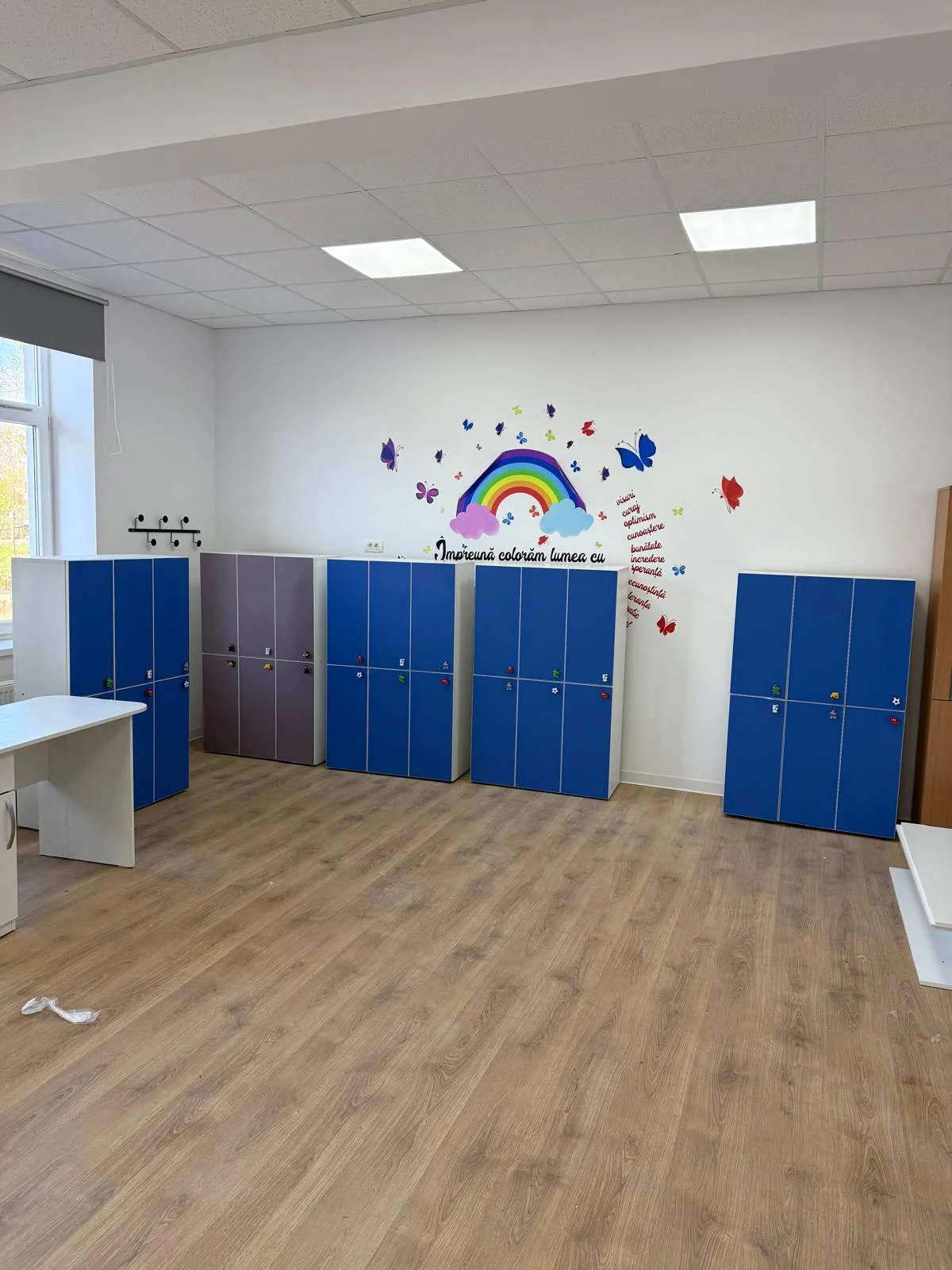 Sala clasa dulap albastru violet gradinita vedere generala