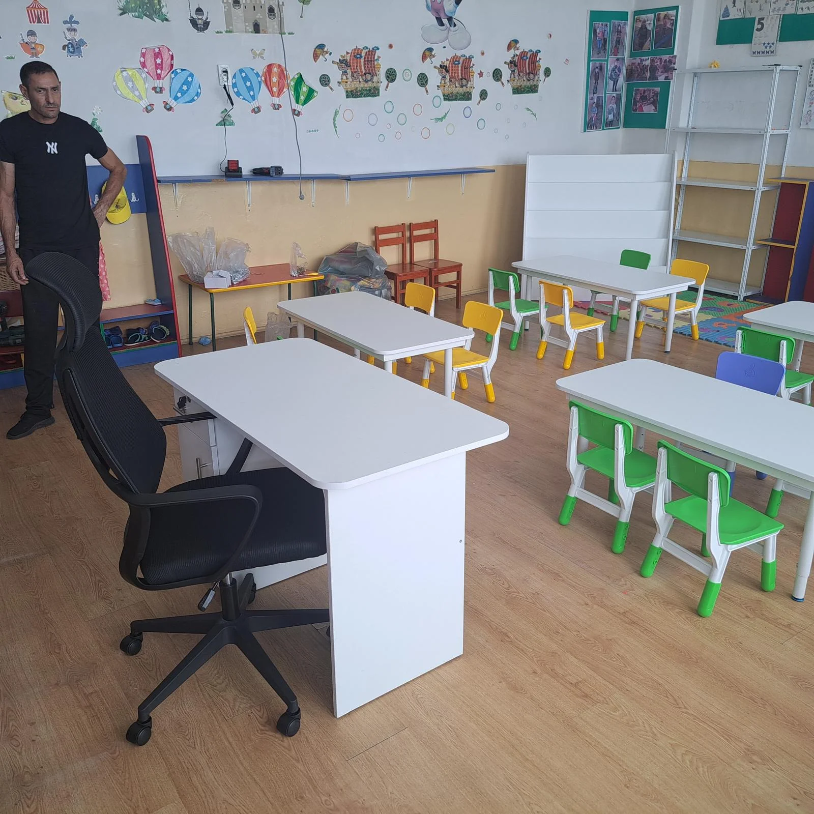 Sala gradinita mese albe scaune colorate birou profesor
